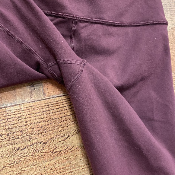 Lululemon Wunder Under Crops size 6 - Picture 5 of 6